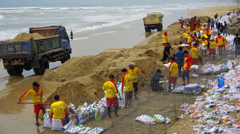 H&agrave;ng trăm người dựng k&egrave; ngăn sạt lở "b&atilde;i biển quyến rũ nhất h&agrave;nh tinh"- Ảnh 7.