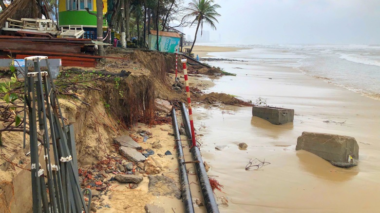 H&agrave;ng trăm người dựng k&egrave; ngăn sạt lở "b&atilde;i biển quyến rũ nhất h&agrave;nh tinh"- Ảnh 11.