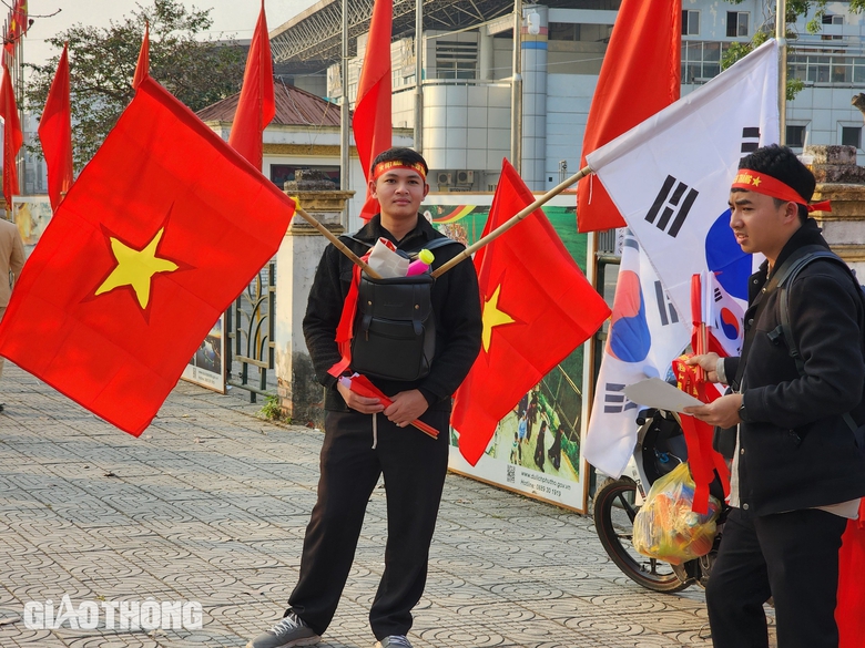 Người h&acirc;m mộ đổ dồn về s&acirc;n Việt Tr&igrave; cổ vũ cho tuyển Việt Nam- Ảnh 1.