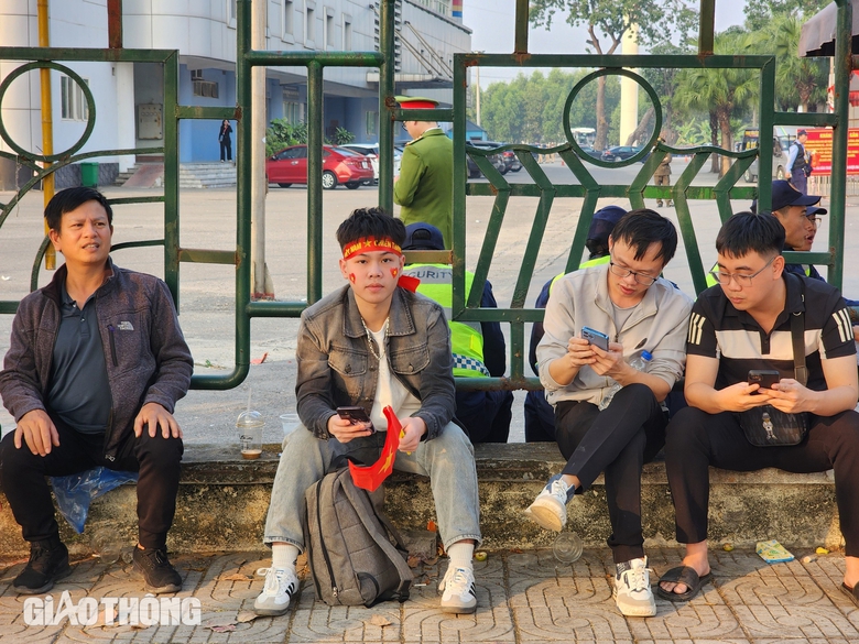 Người h&acirc;m mộ đổ dồn về s&acirc;n Việt Tr&igrave; cổ vũ cho tuyển Việt Nam- Ảnh 2.