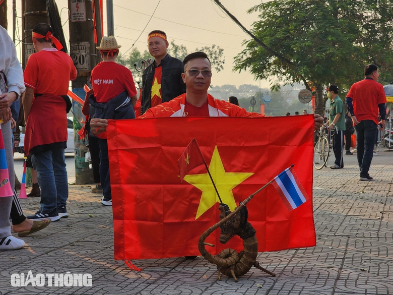 Người h&acirc;m mộ đổ dồn về s&acirc;n Việt Tr&igrave; cổ vũ cho tuyển Việt Nam- Ảnh 12.