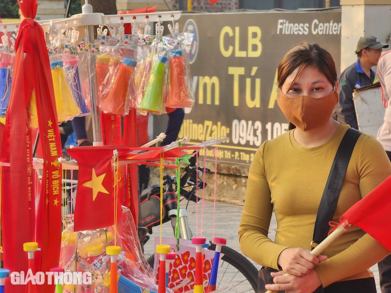 Người h&acirc;m mộ đổ dồn về s&acirc;n Việt Tr&igrave; cổ vũ cho tuyển Việt Nam- Ảnh 8.