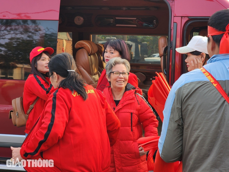 Người h&acirc;m mộ đổ dồn về s&acirc;n Việt Tr&igrave; cổ vũ cho tuyển Việt Nam- Ảnh 6.