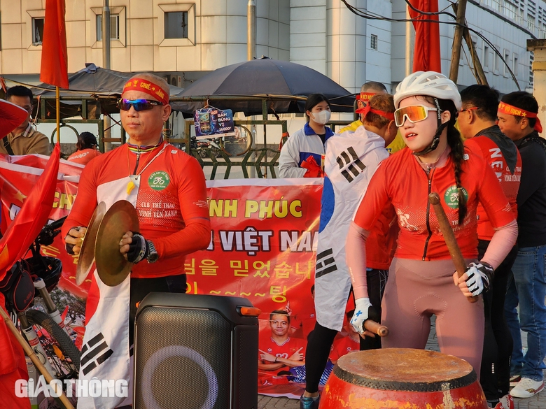 Người h&acirc;m mộ đổ dồn về s&acirc;n Việt Tr&igrave; cổ vũ cho tuyển Việt Nam- Ảnh 5.