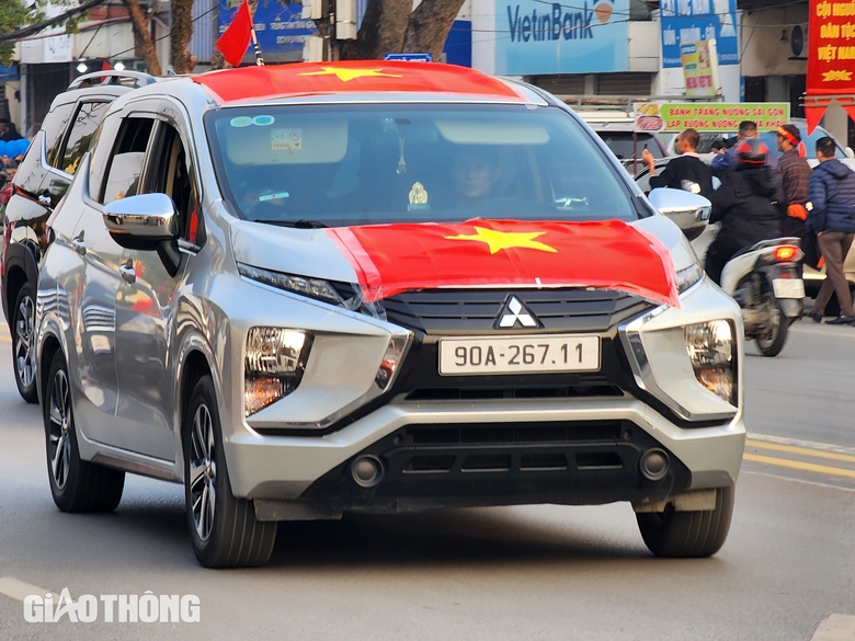 Người h&acirc;m mộ đổ dồn về s&acirc;n Việt Tr&igrave; cổ vũ cho tuyển Việt Nam- Ảnh 7.