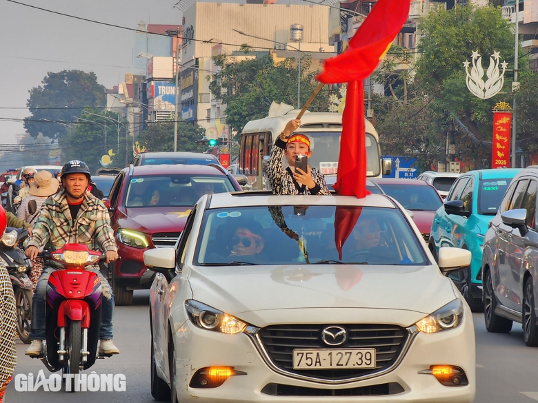 Người h&acirc;m mộ đổ dồn về s&acirc;n Việt Tr&igrave; cổ vũ cho tuyển Việt Nam- Ảnh 4.