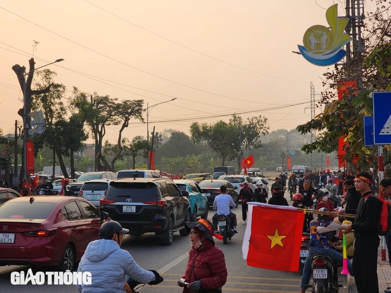 Người h&acirc;m mộ đổ dồn về s&acirc;n Việt Tr&igrave; cổ vũ cho tuyển Việt Nam- Ảnh 3.