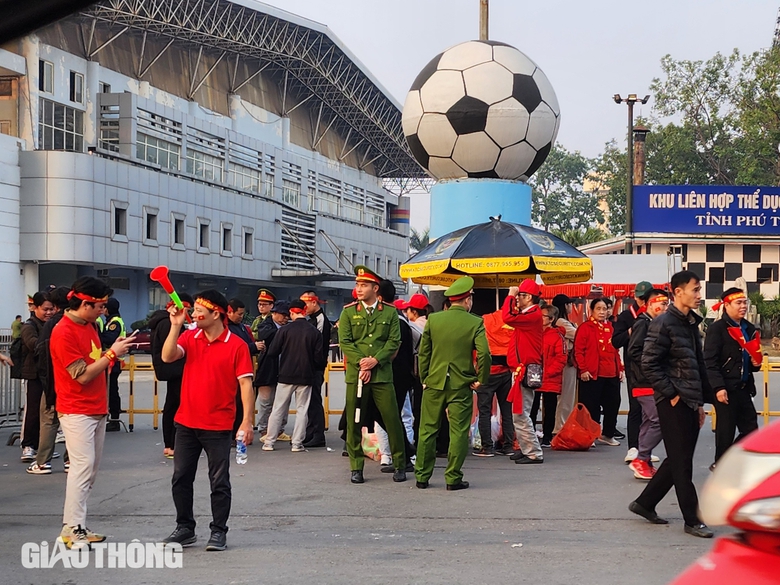 Người h&acirc;m mộ đổ dồn về s&acirc;n Việt Tr&igrave; cổ vũ cho tuyển Việt Nam- Ảnh 9.