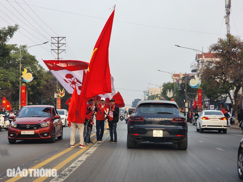 Người h&acirc;m mộ đổ dồn về s&acirc;n Việt Tr&igrave; cổ vũ cho tuyển Việt Nam- Ảnh 10.