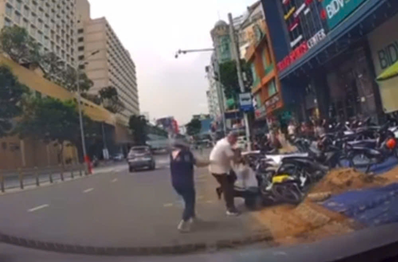 Lại xuất hiện clip người đ&agrave;n &ocirc;ng cầm dao, đấm đ&aacute; t&uacute;i bụi người kh&aacute;c- Ảnh 1.