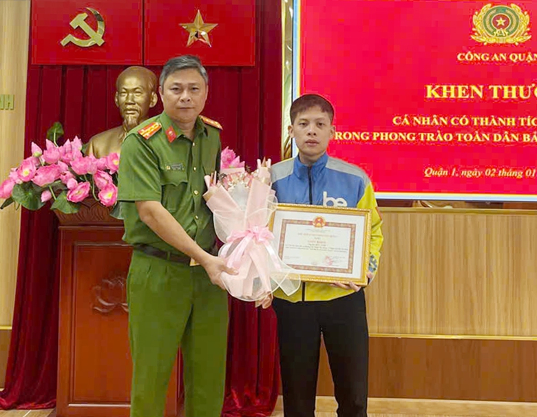 Can ngăn vụ ẩu đả, nam t&agrave;i xế xe c&ocirc;ng nghệ được khen thưởng- Ảnh 1.