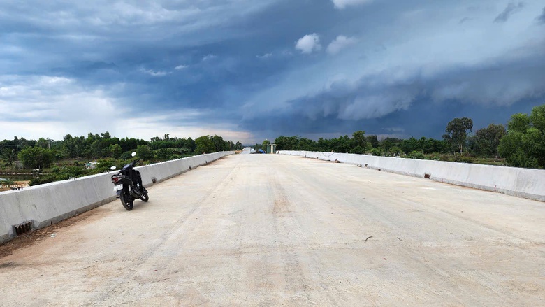 Quảng Ng&atilde;i gỡ vướng, đẩy tiến độ loạt dự &aacute;n giao th&ocirc;ng trọng điểm- Ảnh 2.