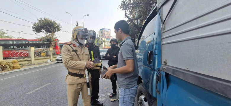 Tăng mức xử phạt vi phạm giao th&ocirc;ng, người d&acirc;n tại nhiều địa phương tự gi&aacute;c chấp h&agrave;nh- Ảnh 5.