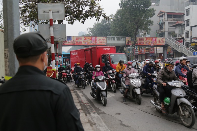 H&agrave; Nội: Tổ c&ocirc;ng t&aacute;c đặc biệt xử phạt nhiều xe m&aacute;y đi v&agrave;o l&agrave;n BRT, chạy ngược chiều- Ảnh 11.