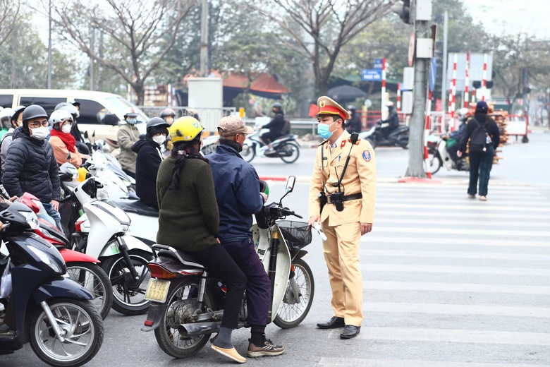 H&agrave; Nội: Tổ c&ocirc;ng t&aacute;c đặc biệt xử phạt nhiều xe m&aacute;y đi v&agrave;o l&agrave;n BRT, chạy ngược chiều- Ảnh 13.