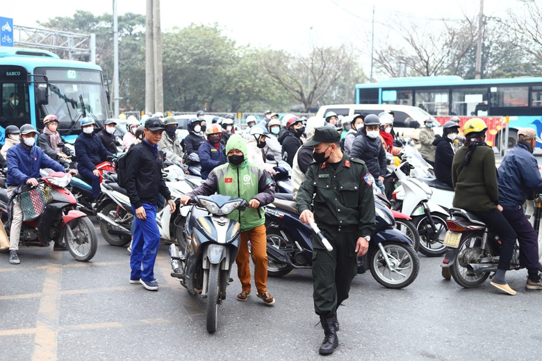 H&agrave; Nội: Tổ c&ocirc;ng t&aacute;c đặc biệt xử phạt nhiều xe m&aacute;y đi v&agrave;o l&agrave;n BRT, chạy ngược chiều- Ảnh 3.
