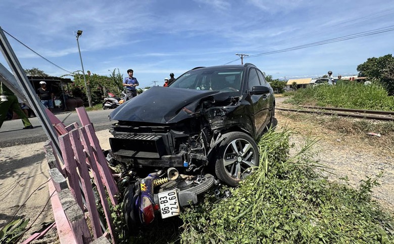 Hiện trường vụ tai nạn li&ecirc;n ho&agrave;n tại đường ngang.