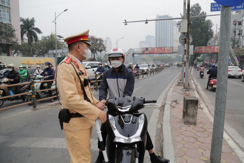 H&agrave; Nội: Tổ c&ocirc;ng t&aacute;c đặc biệt xử phạt nhiều xe m&aacute;y đi v&agrave;o l&agrave;n BRT, chạy ngược chiều- Ảnh 4.
