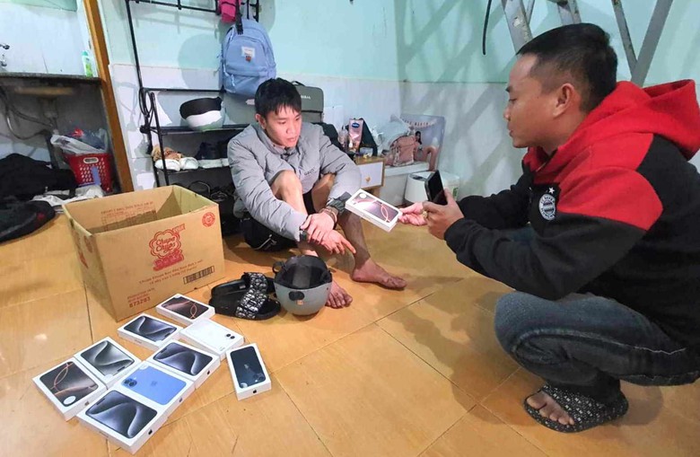 Bắt đối tượng ph&aacute; m&aacute;i nh&agrave;, đột nhập cửa h&agrave;ng trộm 15 điện thoại- Ảnh 1.