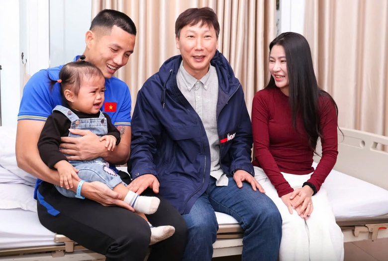 HLV Kim Sang-sik c&oacute; h&agrave;nh động ấm l&ograve;ng với thủ m&ocirc;n số 1 của tuyển Việt Nam tại AFF Cup 2024- Ảnh 1.