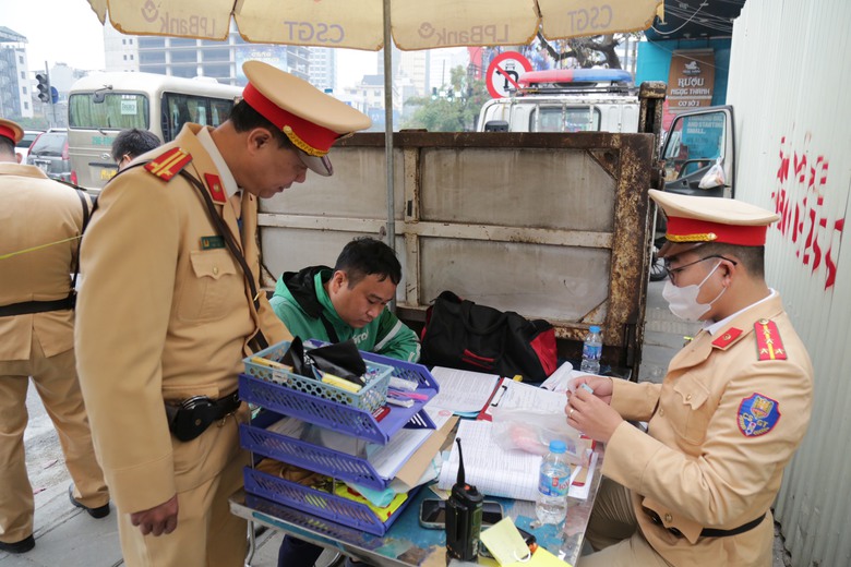H&agrave; Nội: Tổ c&ocirc;ng t&aacute;c đặc biệt xử phạt nhiều xe m&aacute;y đi v&agrave;o l&agrave;n BRT, chạy ngược chiều- Ảnh 7.