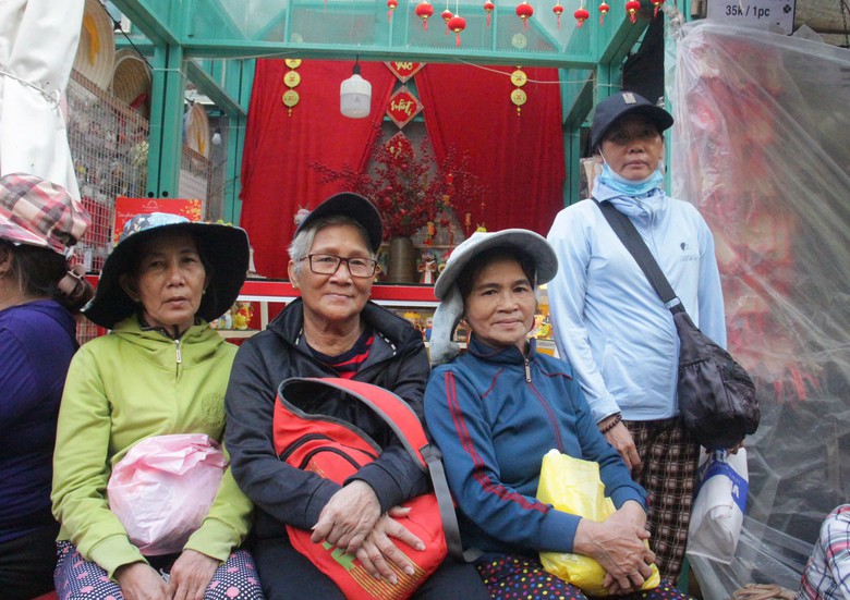 Người lao động ngh&egrave;o ở TP.HCM rưng rưng nhận v&eacute; xe miễn ph&iacute; về qu&ecirc; ăn Tết- Ảnh 2.