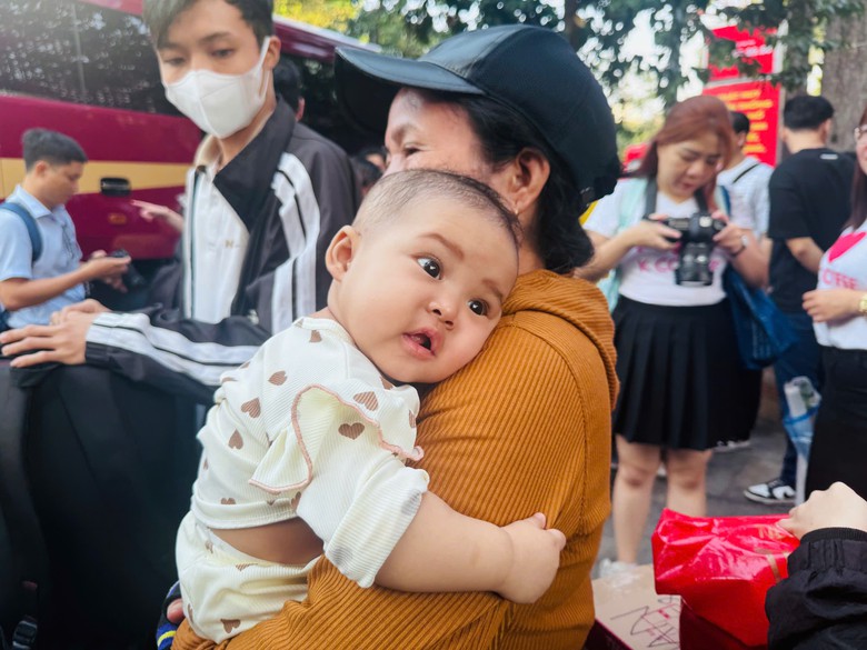 Người lao động ngh&egrave;o ở TP.HCM rưng rưng nhận v&eacute; xe miễn ph&iacute; về qu&ecirc; ăn Tết- Ảnh 10.