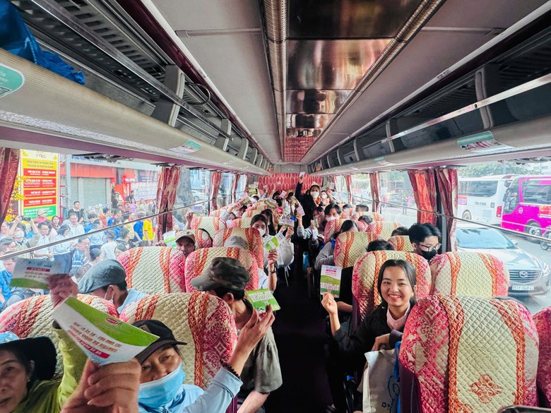 Người lao động ngh&egrave;o ở TP.HCM rưng rưng nhận v&eacute; xe miễn ph&iacute; về qu&ecirc; ăn Tết- Ảnh 12.