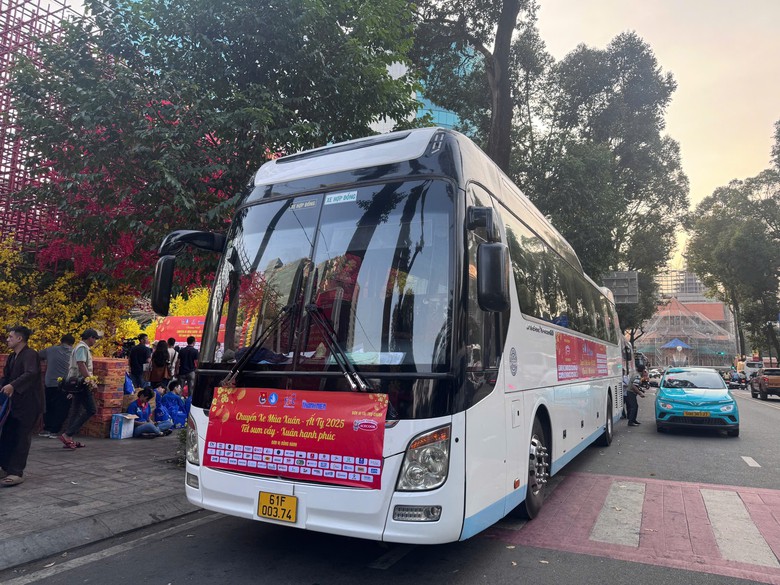 Người lao động ngh&egrave;o ở TP.HCM rưng rưng nhận v&eacute; xe miễn ph&iacute; về qu&ecirc; ăn Tết- Ảnh 4.