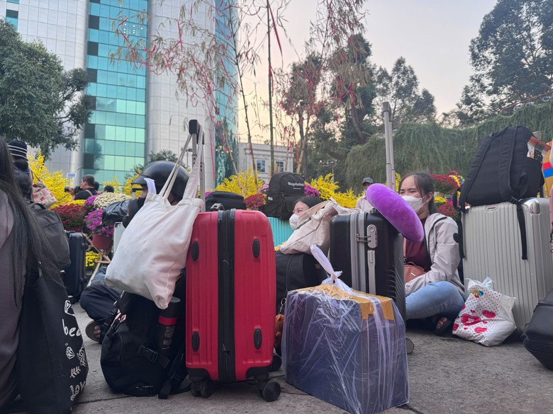 Người lao động ngh&egrave;o ở TP.HCM rưng rưng nhận v&eacute; xe miễn ph&iacute; về qu&ecirc; ăn Tết- Ảnh 8.