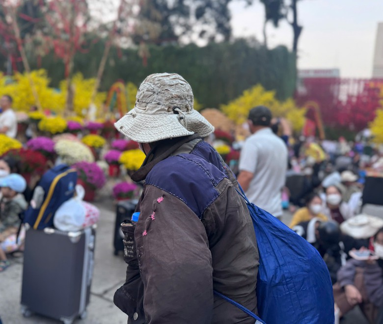 Người lao động ngh&egrave;o ở TP.HCM rưng rưng nhận v&eacute; xe miễn ph&iacute; về qu&ecirc; ăn Tết- Ảnh 9.