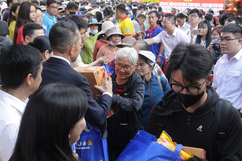 Người lao động ngh&egrave;o ở TP.HCM rưng rưng nhận v&eacute; xe miễn ph&iacute; về qu&ecirc; ăn Tết- Ảnh 11.