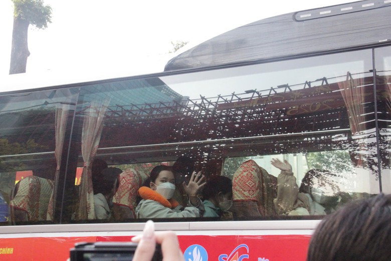 Người lao động ngh&egrave;o ở TP.HCM rưng rưng nhận v&eacute; xe miễn ph&iacute; về qu&ecirc; ăn Tết- Ảnh 13.