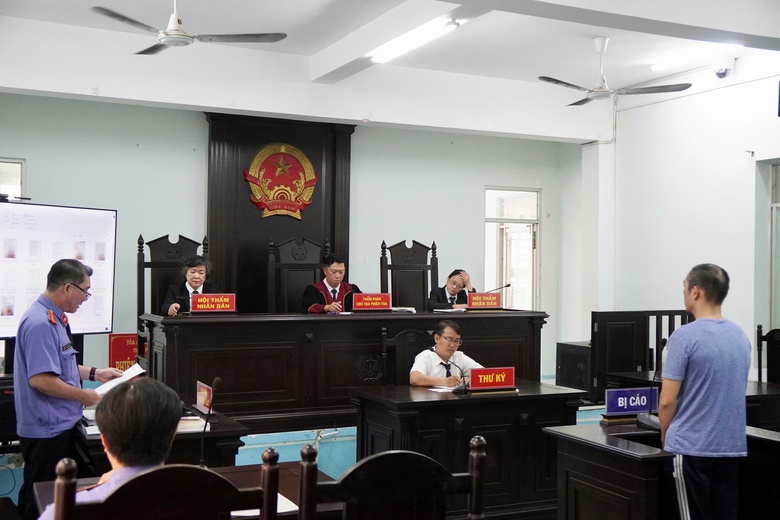 Người đàn ông đánh cô gái trên đường Khánh Hội lĩnh án tù- Ảnh 2. Người đàn ông đánh cô gái trên đường Khánh Hội lĩnh án tù- Ảnh 2.