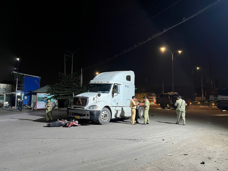 Xe đầu kéo va chạm xe máy khi ôm cua, một người tử vong- Ảnh 1. Xe đầu kéo va chạm xe máy khi ôm cua, một người tử vong- Ảnh 1.