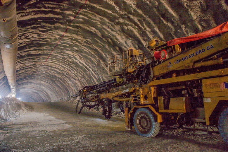 Rầm rập tiếng máy trên công trường cao tốc Quảng Ngãi - Hoài Nhơn ngày cận Tết- Ảnh 7. Rầm rập tiếng máy trên công trường cao tốc Quảng Ngãi - Hoài Nhơn ngày cận Tết- Ảnh 7.