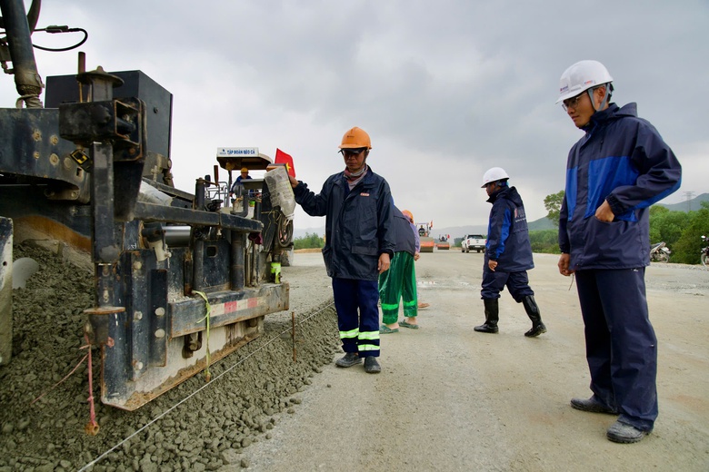 Rầm rập tiếng máy trên công trường cao tốc Quảng Ngãi - Hoài Nhơn ngày cận Tết- Ảnh 4. Rầm rập tiếng máy trên công trường cao tốc Quảng Ngãi - Hoài Nhơn ngày cận Tết- Ảnh 4.