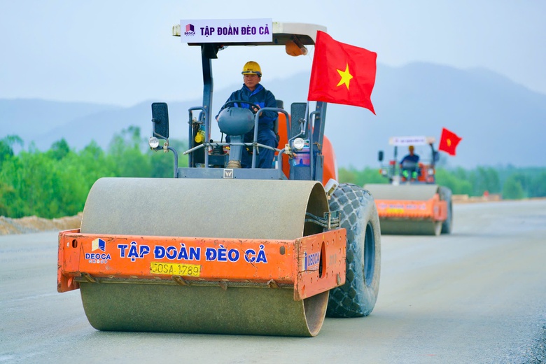 Rầm rập tiếng máy trên công trường cao tốc Quảng Ngãi - Hoài Nhơn ngày cận Tết- Ảnh 10. Rầm rập tiếng máy trên công trường cao tốc Quảng Ngãi - Hoài Nhơn ngày cận Tết- Ảnh 10.