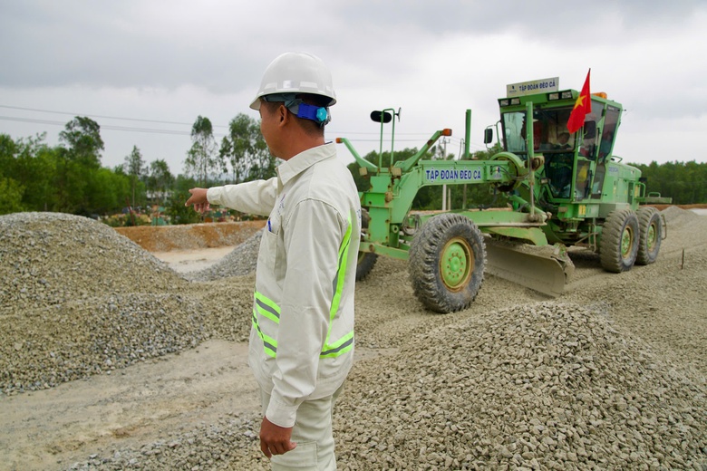 Rầm rập tiếng máy trên công trường cao tốc Quảng Ngãi - Hoài Nhơn ngày cận Tết- Ảnh 3. Rầm rập tiếng máy trên công trường cao tốc Quảng Ngãi - Hoài Nhơn ngày cận Tết- Ảnh 3.
