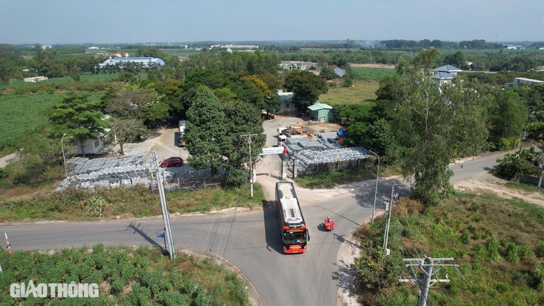 Những chuyến xe đưa c&ocirc;ng nh&acirc;n dự &aacute;n đường cao tốc về qu&ecirc; ăn Tết sớm- Ảnh 4.