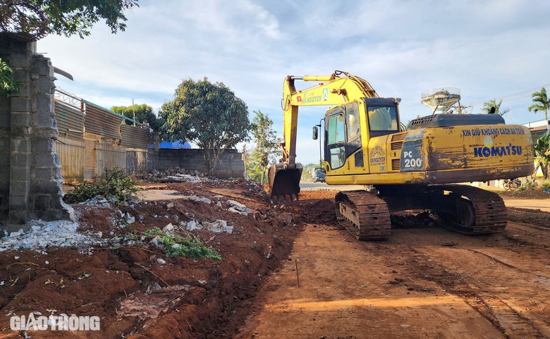 Dỡ nhà, phá tường rào bàn giao mặt bằng thi công đường tránh Đông TP Buôn Ma Thuột- Ảnh 6.