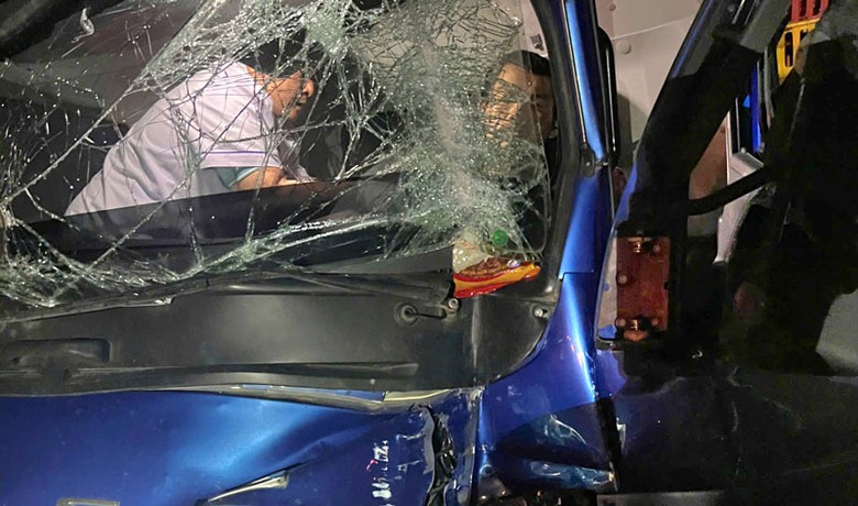 T&agrave;i xế kẹt trong ca bin xe tải sau tai nạn tr&ecirc;n cao tốc Đ&agrave; Nẵng - Quảng Ng&atilde;i.