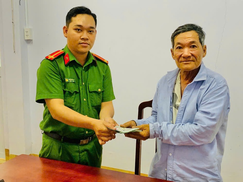 An Giang: C&ocirc;ng an x&atilde; trao trả t&agrave;i sản cho người đ&aacute;nh rơi- Ảnh 1.