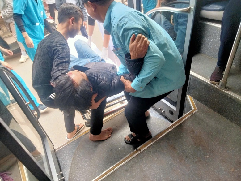 L&aacute;i xe bu&yacute;t Transerco kịp thời đưa người bị TNGT đi cấp cứu- Ảnh 1.