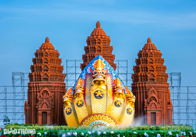 Độc đ&aacute;o linh vật rắn Naga 5 đầu tại B&igrave;nh Định- Ảnh 4.