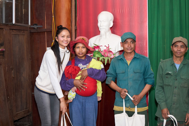 Hoa hậu H&rsquo;Hen Ni&ecirc; tự tay g&oacute;i 400 b&aacute;nh t&eacute;t tặng b&agrave; con qu&ecirc; nh&agrave;: "Của &iacute;t l&ograve;ng nhiều"- Ảnh 10.