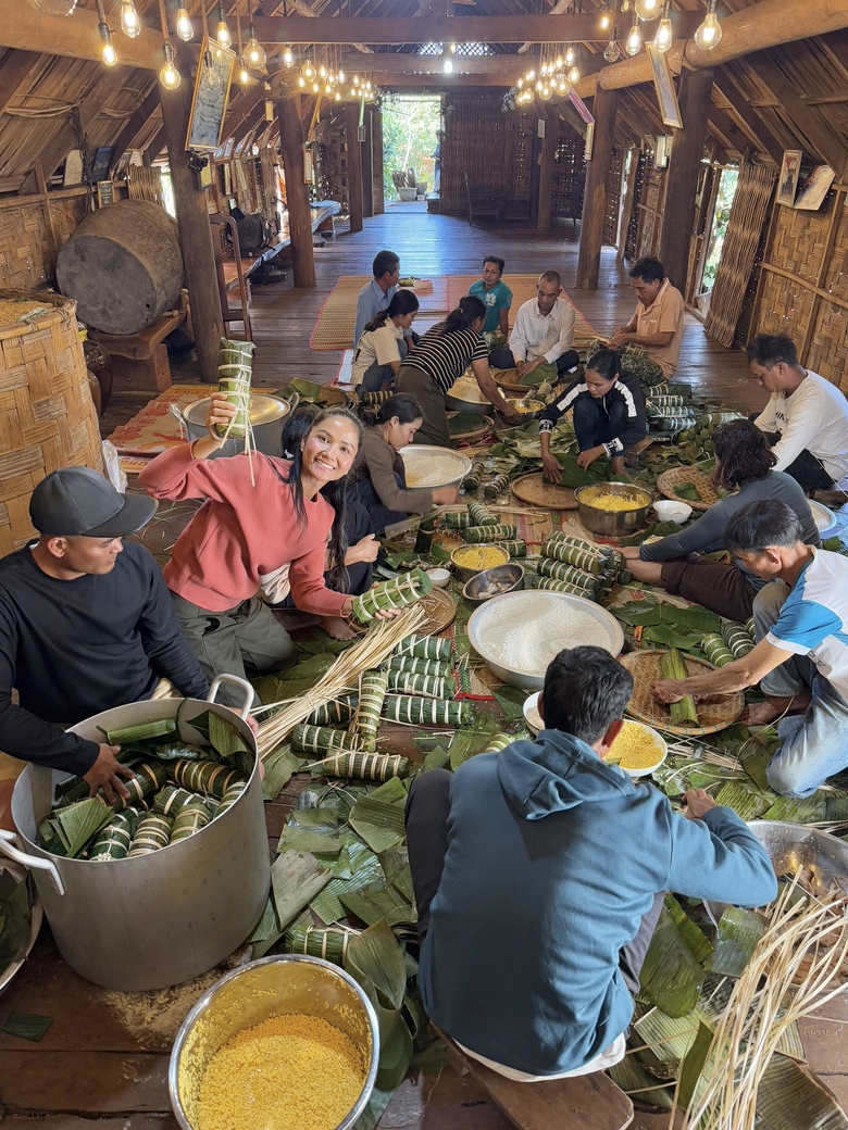 Hoa hậu H&rsquo;Hen Ni&ecirc; tự tay g&oacute;i 400 b&aacute;nh t&eacute;t tặng b&agrave; con qu&ecirc; nh&agrave;: "Của &iacute;t l&ograve;ng nhiều"- Ảnh 2.