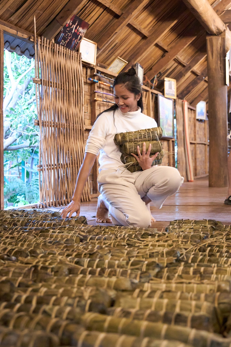 Hoa hậu H&rsquo;Hen Ni&ecirc; tự tay g&oacute;i 400 b&aacute;nh t&eacute;t tặng b&agrave; con qu&ecirc; nh&agrave;: "Của &iacute;t l&ograve;ng nhiều"- Ảnh 6.