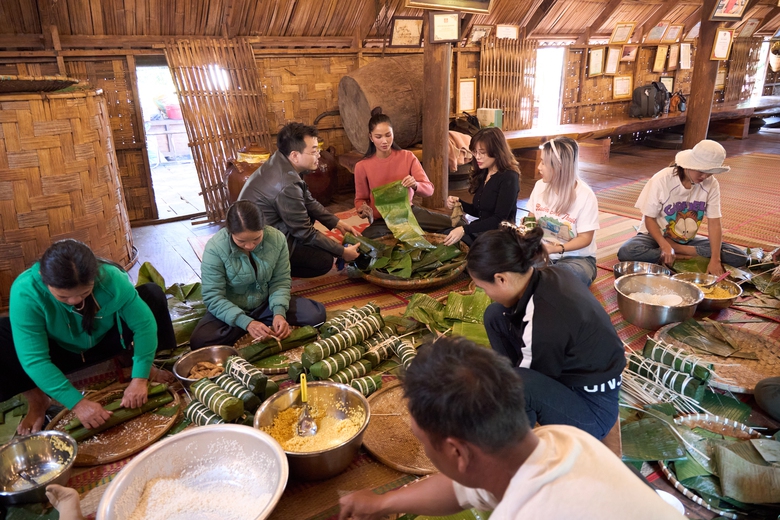 Hoa hậu H&rsquo;Hen Ni&ecirc; tự tay g&oacute;i 400 b&aacute;nh t&eacute;t tặng b&agrave; con qu&ecirc; nh&agrave;: "Của &iacute;t l&ograve;ng nhiều"- Ảnh 1.