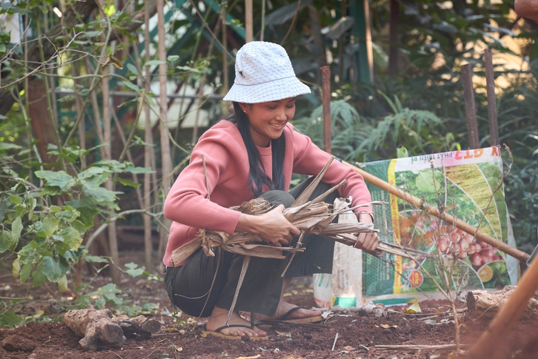 Hoa hậu H&rsquo;Hen Ni&ecirc; tự tay g&oacute;i 400 b&aacute;nh t&eacute;t tặng b&agrave; con qu&ecirc; nh&agrave;: "Của &iacute;t l&ograve;ng nhiều"- Ảnh 4.